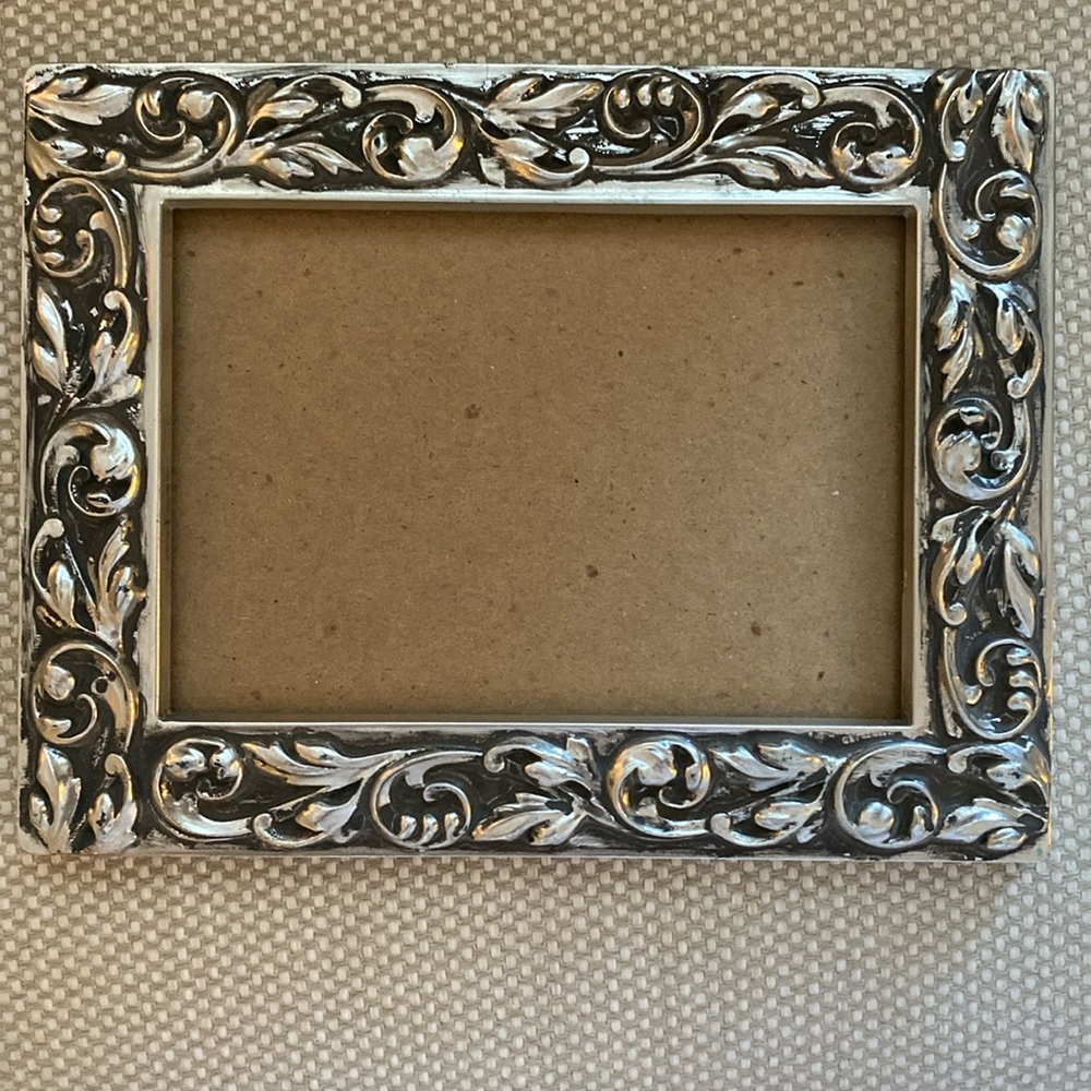Vintage 4 x 6 Silver-Tone “3-Dimensional” Picture Frame